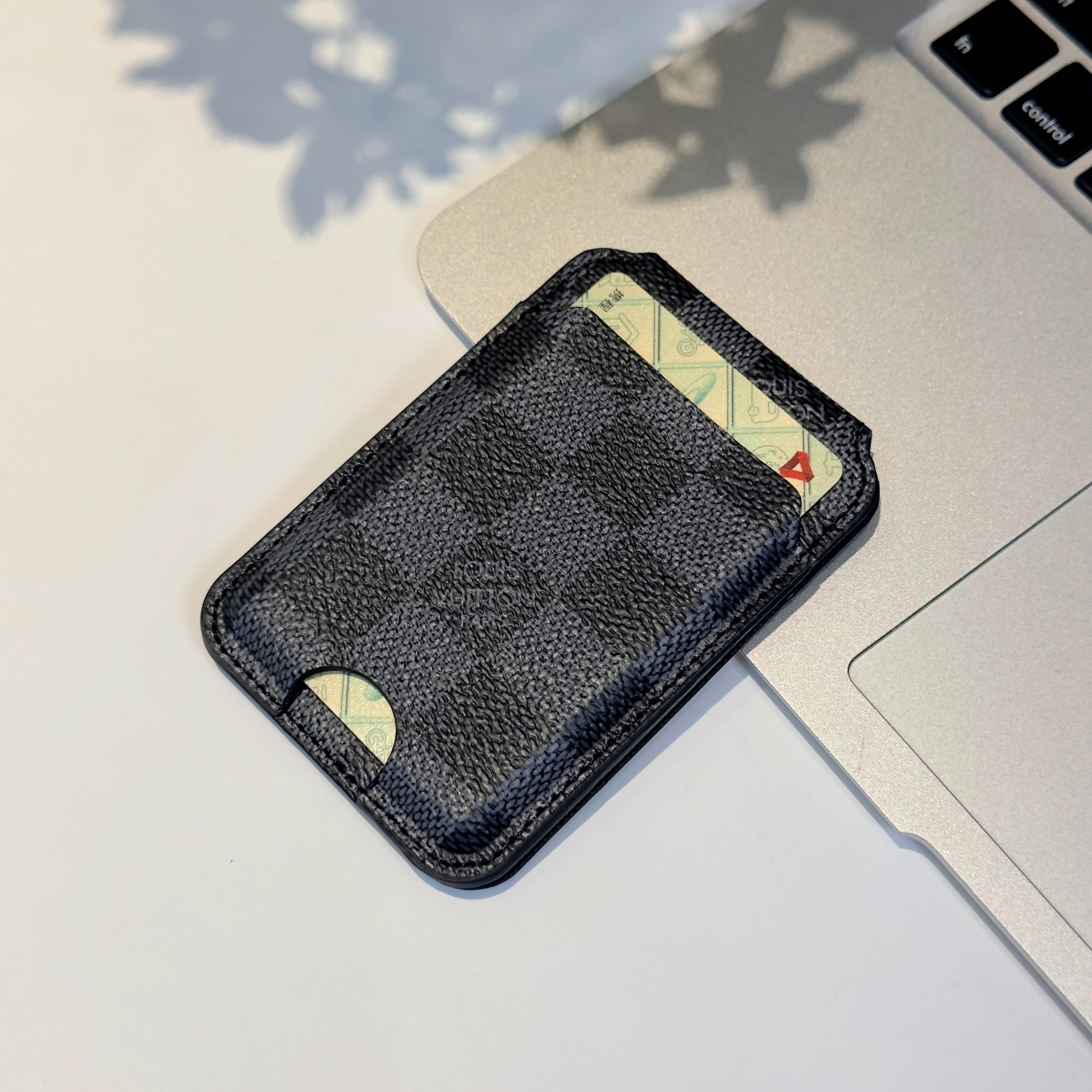 Gucci-Style Designer iPhone Case – Luxury Protective Cover (11–17 Series)