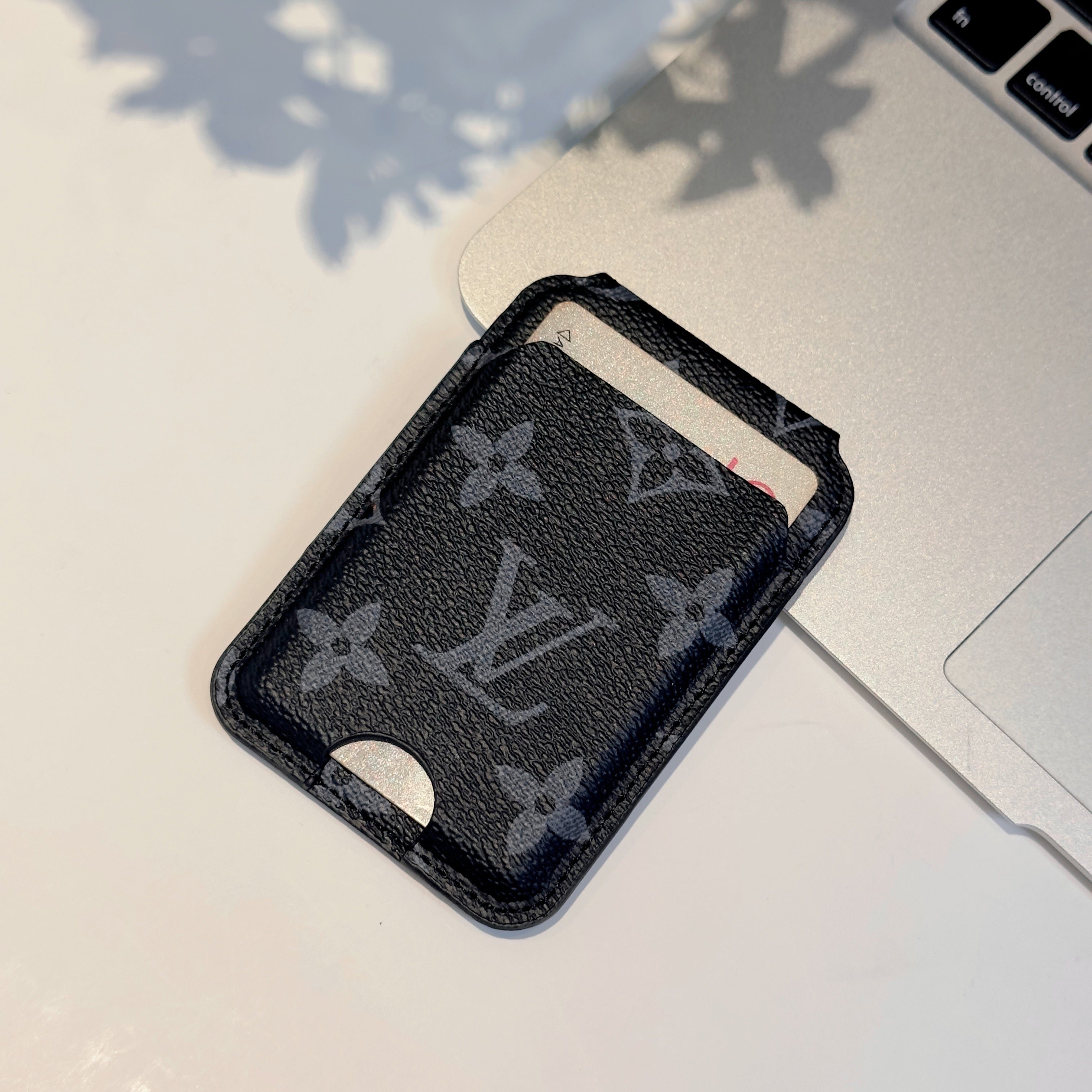 Gucci-Style Designer iPhone Case – Luxury Protective Cover (11–17 Series)